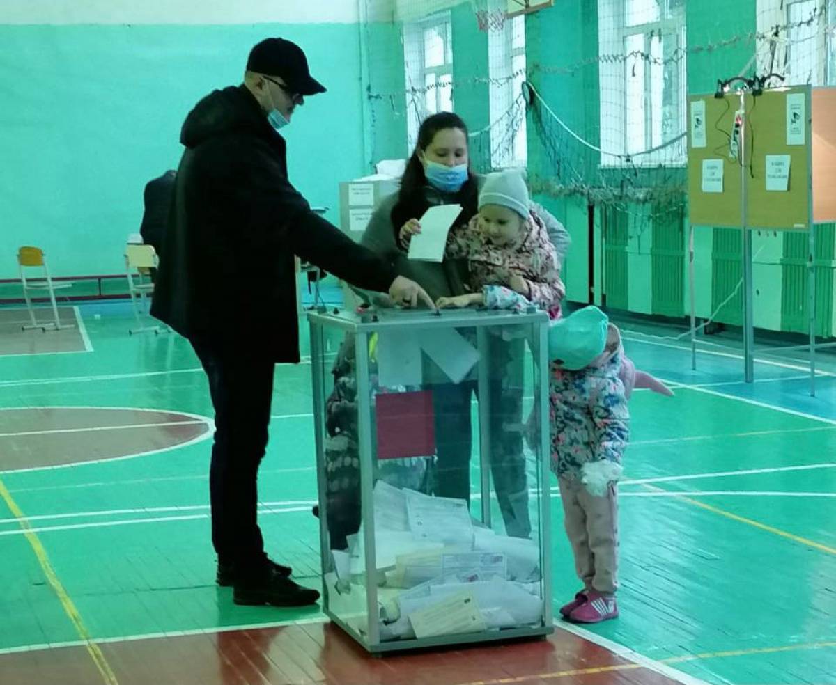 Семья пришла проголосовать. Наблюдатели ер. Голосование в России семьей. Избирательный участок голосуем всей семьей. Семья голосует.