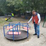 Максим Зайцев по просьбе жителей отремонтировал карусель, уличный тренажер, баскетбольные кольца и сетку во дворе дома№23 по ул. Крупской