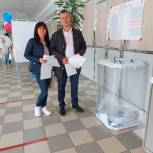 Михаил Крылов с супругой проголосовали в Малоярославце