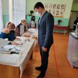 Секретарь Пригородного местного отделения партии Алан Плиев принял участие в голосовании