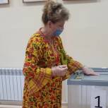 Депутат ЗСК Ирина Конограева проголосовала на выборах депутатов Госдумы
