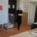 На один из УИК Буйнакского района избирательница пришла с тортом