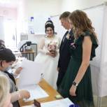 В Тбилисской на выборы пришли жених с невестой