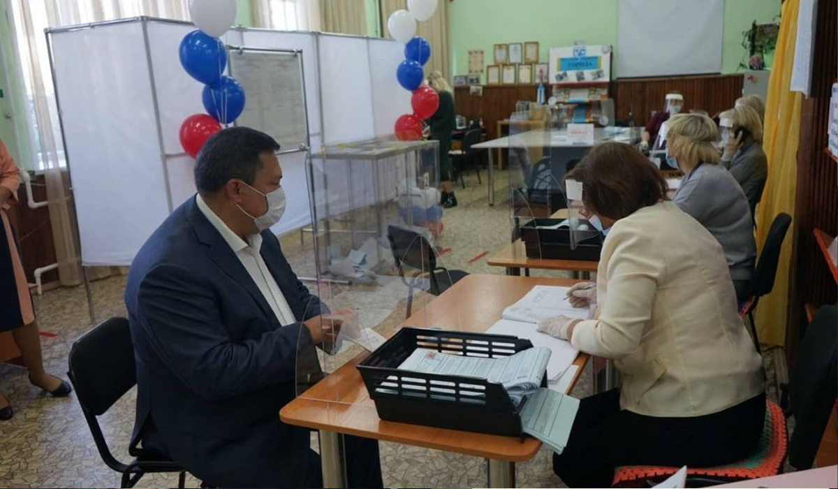 Фото преподавателя вуза. Сенаторы голосуют. Сенатор проголосовал. Валентина матвиенко за границей. Сенатор от костромской области в совете федерации.