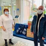 Волонтеры «Единой России» передали антисептики в городскую поликлинику № 4 Петрозаводска