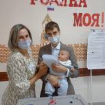 Куряне приходят семьями проголосовать на выборах