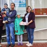 Жительница Волово вручила избирательной комиссии торт с надписью «Выборы»