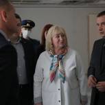 Александр Цыбульский проверил исполнение работ по ремонту детской поликлиники в Мирном