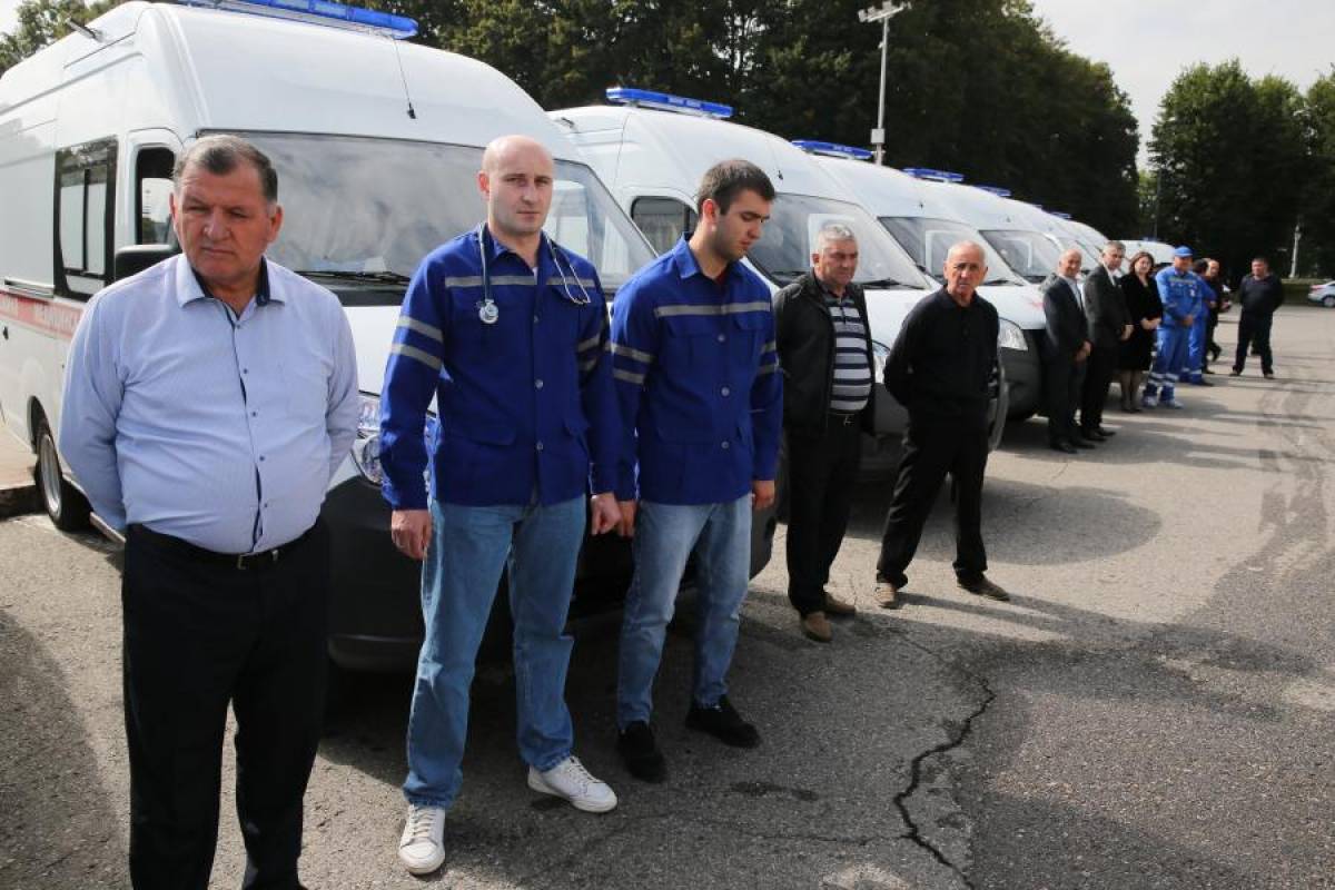 Казбек Коков передал медицинским учреждениям новые автомобили скорой помощи
