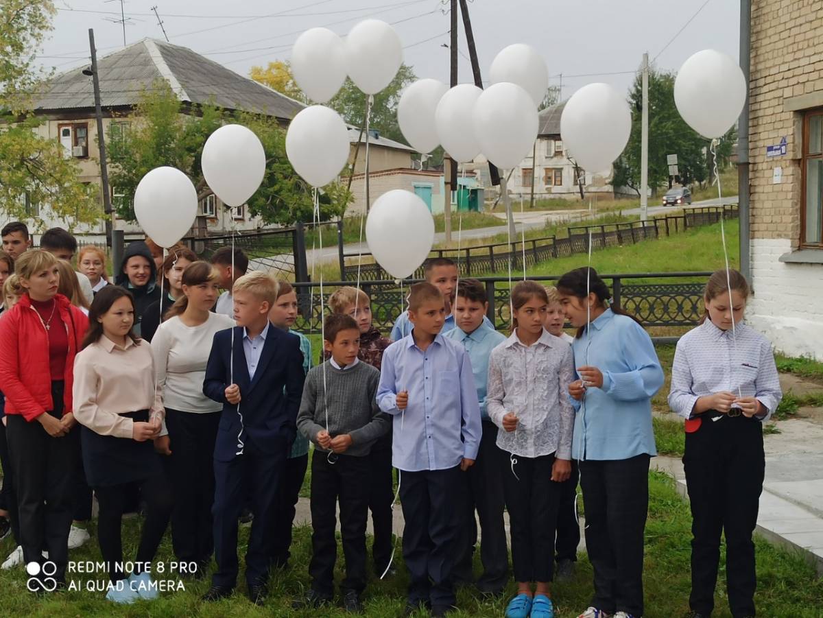 Школьники поселка Черемшанка выпустили в небо белые шары в память о жертвах  теракта 3 сентября в Беслане