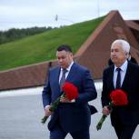 Игорь Руденя и Владимир Васильев в День окончания Второй мировой войны почтили память советских воинов