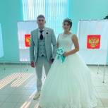 В Успенском районе после торжественной церемонии бракосочетания участие в голосовании приняли молодожены