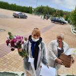 Избирательной комиссии голосующие на дому дарят цветы