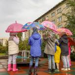«Люди об этом просят, это необходимо»: за лето в Новосибирске установили 50 новых детских площадок