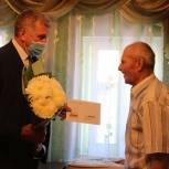 Беловские единороссы поздравили ветерана с юбилеем