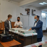 Официальные лица голосуют с первых минут открытия участков