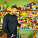 Артём Туров посетил фабрику детских игрушек в Рославле