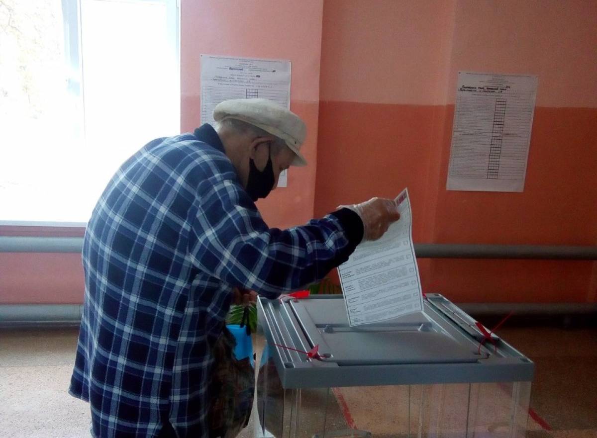 Проголосовать в кировском районе. Гимназия 17 участок голосования. Гражданин на участке голосует. Участок голосования на Самойло 9. Фото с участка голосования.