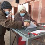 Жители Омской области разных возрастов продолжают голосовать на выборах