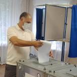 В Азове проголосовал главный врач городской больницы Вадим Бридковский