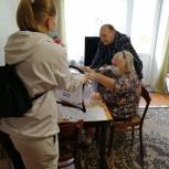 Пожилые люди и ветераны голосуют на дому