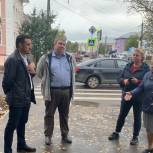 Качество ремонта ряда тротуаров проверили депутаты Марина Денисова и Денис Долженко