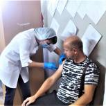 Волонтеры помогают при проведении вакцинации