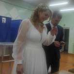 Молодожены пришли на избирательный участок сразу после бракосочетания