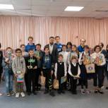 Камчатские единороссы передали более 110 наборов с канцелярскими принадлежностями нуждающимся школьникам