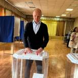 Владимир Токарев одним из первых проголосовал на избирательном участке