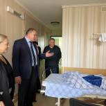 Петр Толстой вместе с волонтёрами «Единой России» навестил участников СВО в военном госпитале