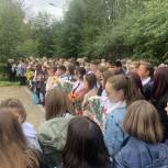 Школьников и студентов с началом учебного года поздравили Дмитровские депутаты «Единой России»