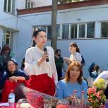 Елена Ельникова поздравила учащихся столичной школы с Днём знаний