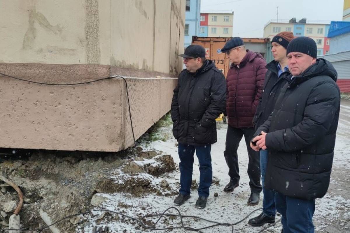 В рамках Народной программы Партии «Единая Россия» Секретарь РО Партии Леонид Николаев провёл мониторинг благоустройства городской территории Анадыря