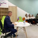Депутат Мособлдумы встретился со старшеклассниками в Люберцах в рамках марафона «Поделись своим знанием»