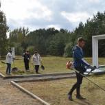 В Клинцовском районе провели уборку территории мемориального комплекса «Речечка»