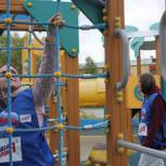 Губкинские единороссы совместно с молодогвардейцами проверили состояние детских игровых площадок города