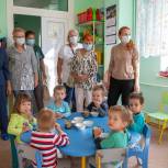 Активисты партпроекта «Старшее поколение» передали в Дом ребёнка сладости для ребят