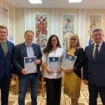 Алексей Анохин наградил благодарственными письмами представителей торговой сети «Леонардо» за вклад в поддержку жителей Донбасса