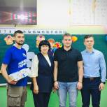 С днем знаний Артём Бичаев поздравил детишек школы №7  г.Мелитополя