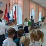 Ученикам Еткульской школы вручили государственный флаг от местного отделения «Единой России»