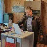 Депутат Законодательного собрания Олег Белов проголосовал в Вырице
