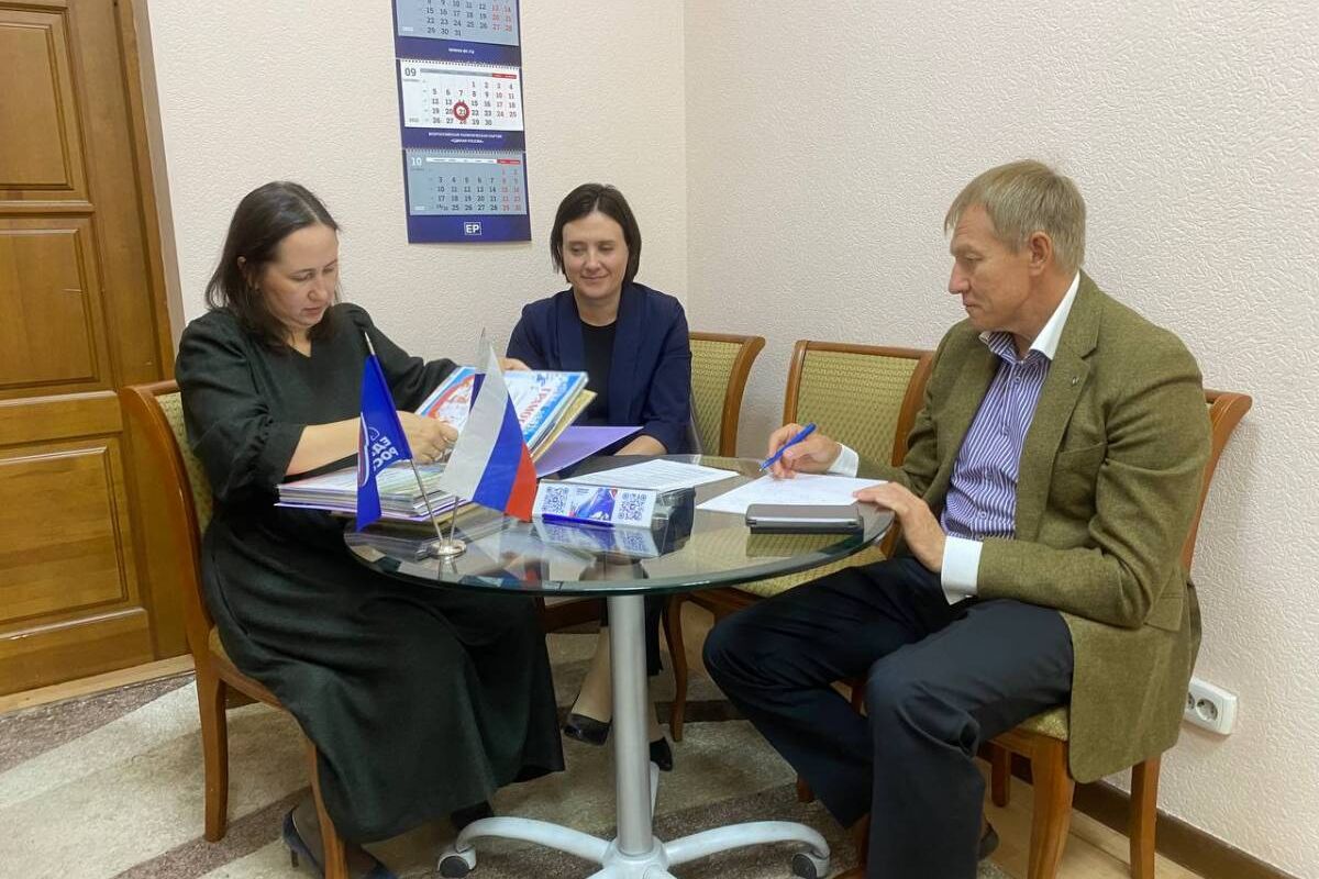 В Единой общественной приёмной партии приём граждан провёл министр по физической культуре и спорту Хакасии