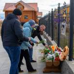 Партийцы Анадыря почтили память погибших в ижевской трагедии