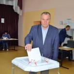 Секретари местных отделений голосуют на выборах в районах