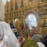 Единороссы Пыть-Яха передали костюмы воспитанникам воскресной школы