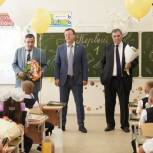 Дмитрий Азаров поздравил школьников с началом учебного года на линейке в новой самарской школе