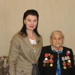Инна Щеглова поздравила ветерана ВОВ со 100-летним юбилеем