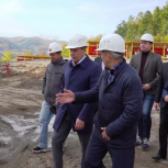 Партийный десант проверил ход строительства нового детского сада в Академгородке