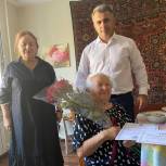 Единороссы Каспийска поздравили учителя математики с 100-летним юбилеем